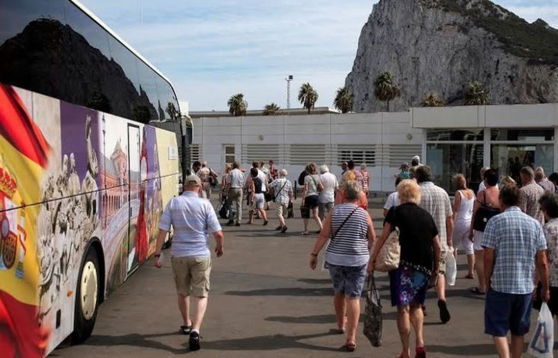 Imagen de turistas en Gibraltar con un autobús