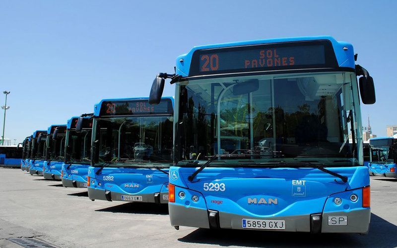 Varios autobuses de la EMT Madrid,