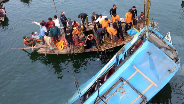 Trabajadores inician la operación de rescate del autobús siniestrado en Daulatabad, India. EFE