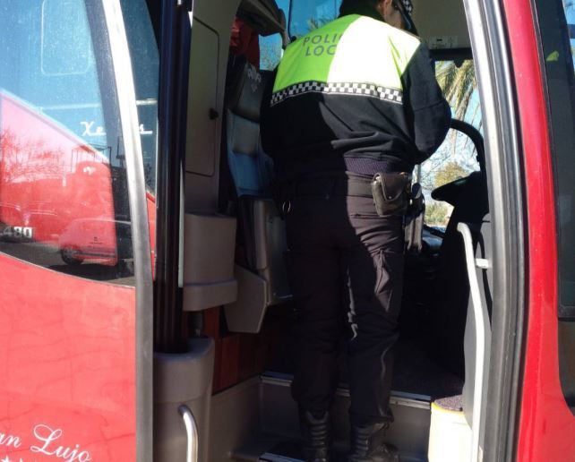 Policía Local de Elda en el control de un transporte escolar