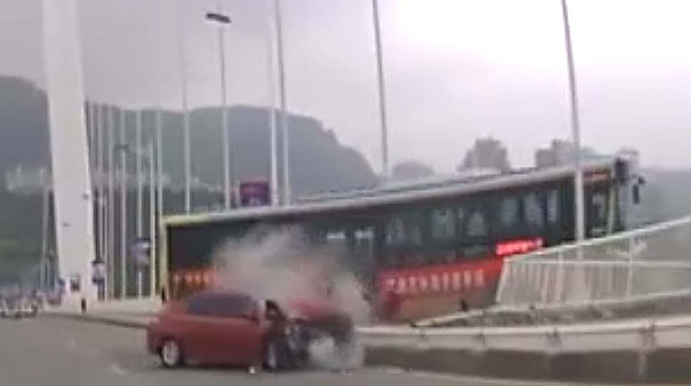 Momento en el que cae el autobús por el puente