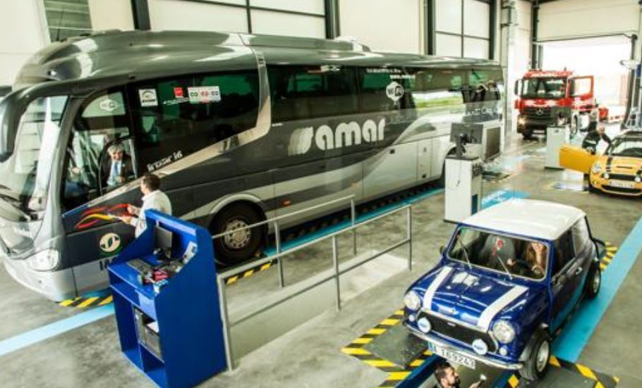 Imagen de un autocar pasando la inspección ITV