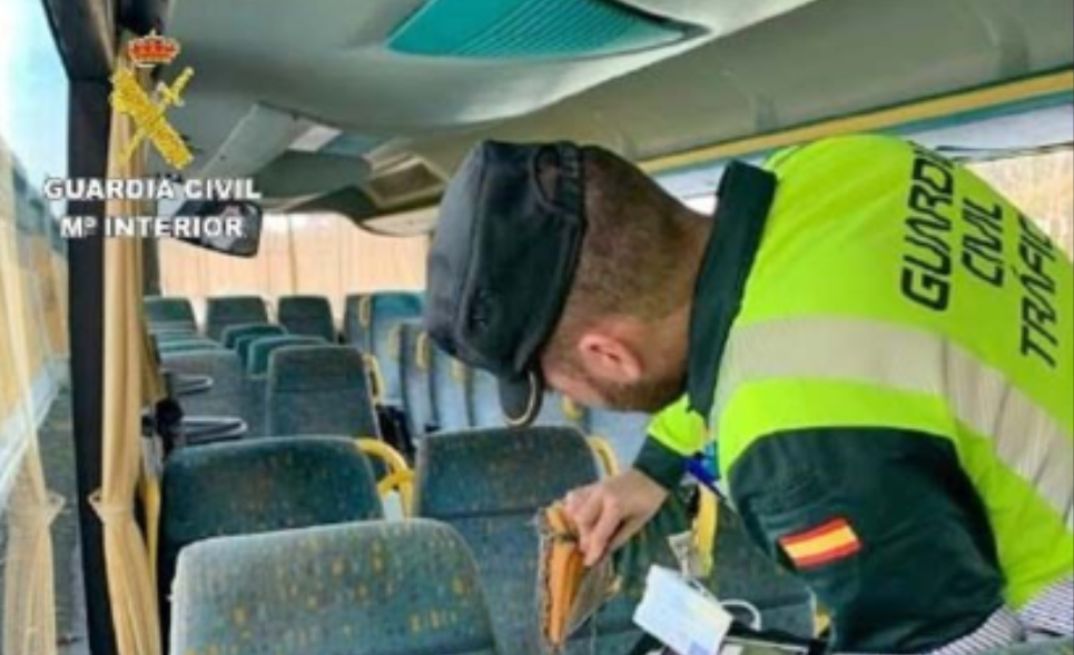 Imagen de la Guardia Civil revisando un autocar