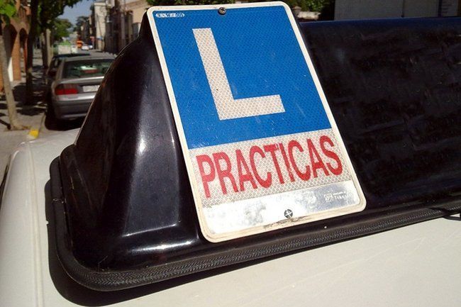 Imagen de un coche de autoescuela,