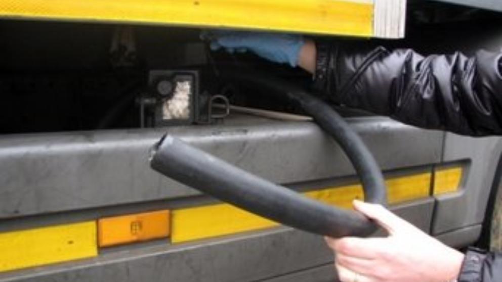 Imagen de robo de combustible de un camión