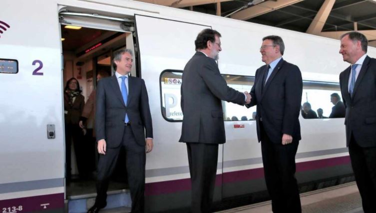 Rajoy saluda a Puig en la estación Joaquín Sorolla de Valencia. EFE