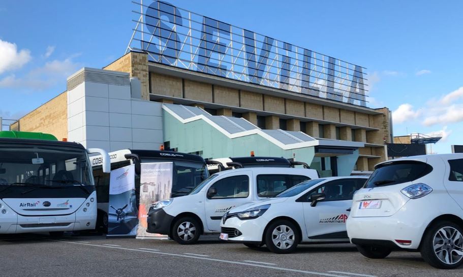 Imagen de los coches eléctricos en el Aeropuerto de Sevilla