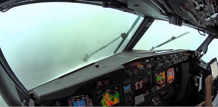 Visibilidad en la cabina de un avión durante una tormenta