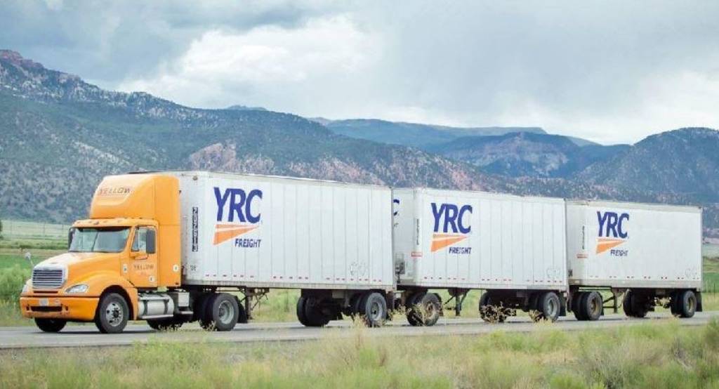 Un camión de la empresa de transportes YRC Worldwide