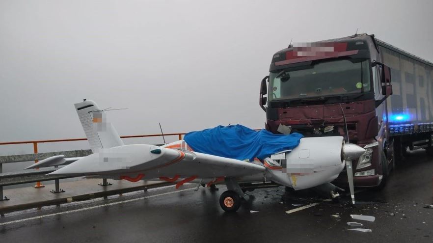 Imagen del accidente entre la avioneta y el camión