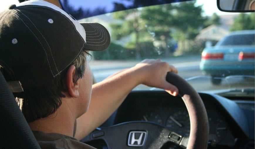Actualiza tu carnet, compra un buen coche y contrata tu seguro: requisitos para salir a la carretera