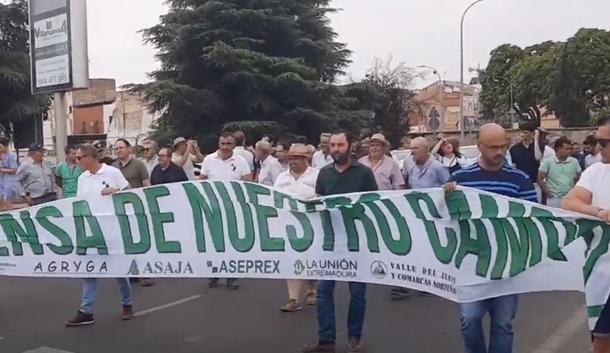 Imagen de los agricultores que se manifiestan en Badajoz por los precios