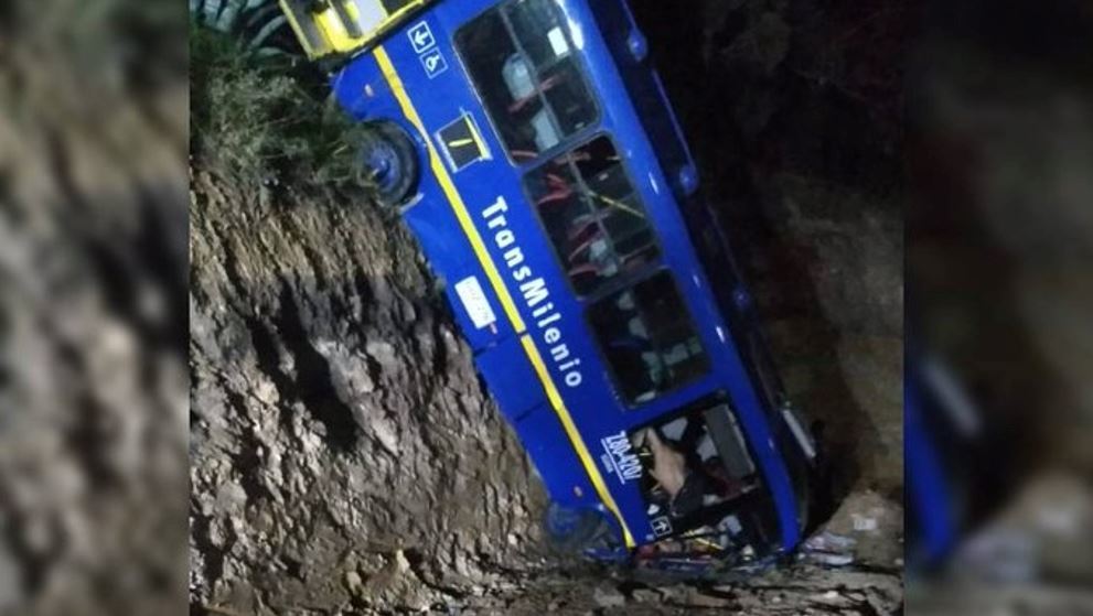 Imagen del autobús al precipitarse por un barranco en Colombia