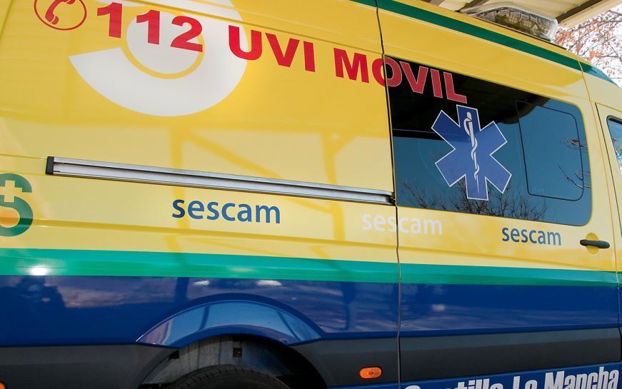 Imagen de una persona atrapada en la colisión de 3 camiones y un turismo