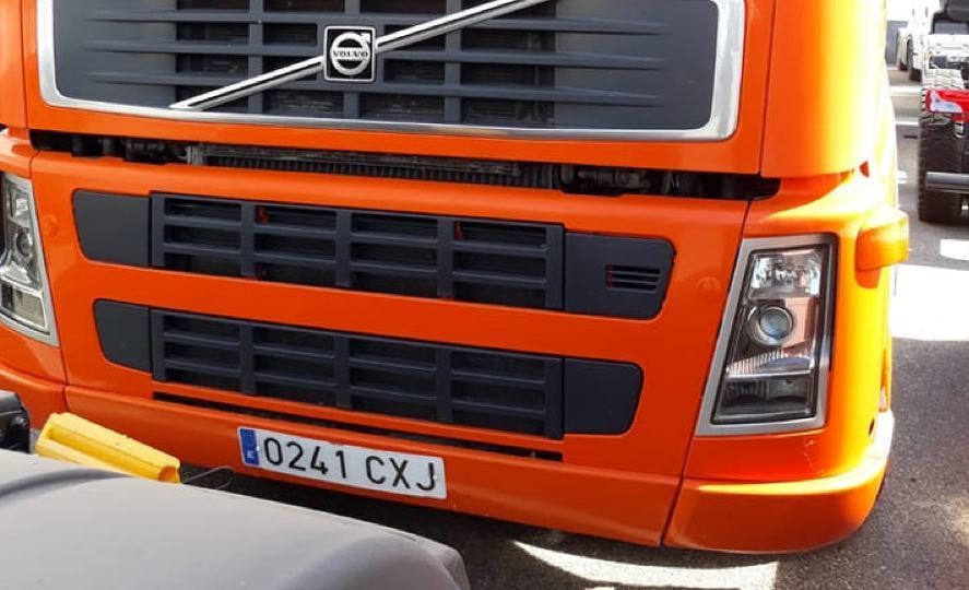 Imagen del camión robado Volvo FH 12 naranja matrícula 0241-CXJ