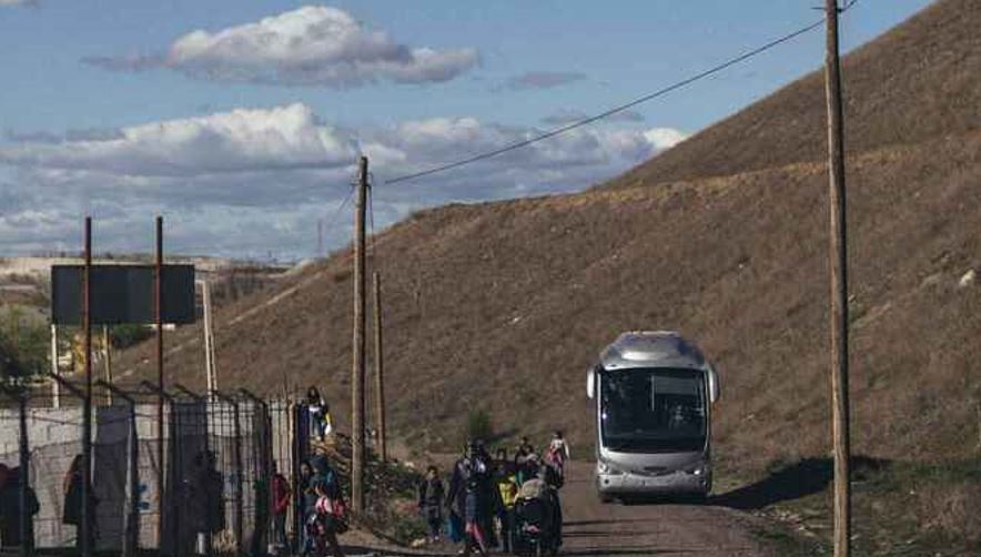 Un autobús escolar en la Cañada Real