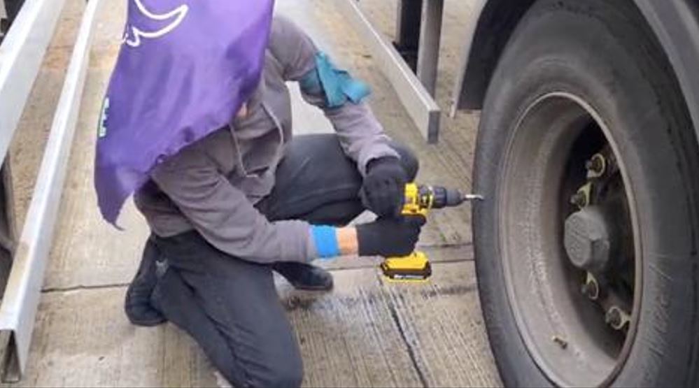 Imagen de animalistas pincharon las ruedas de 50 camiones cargados de leche