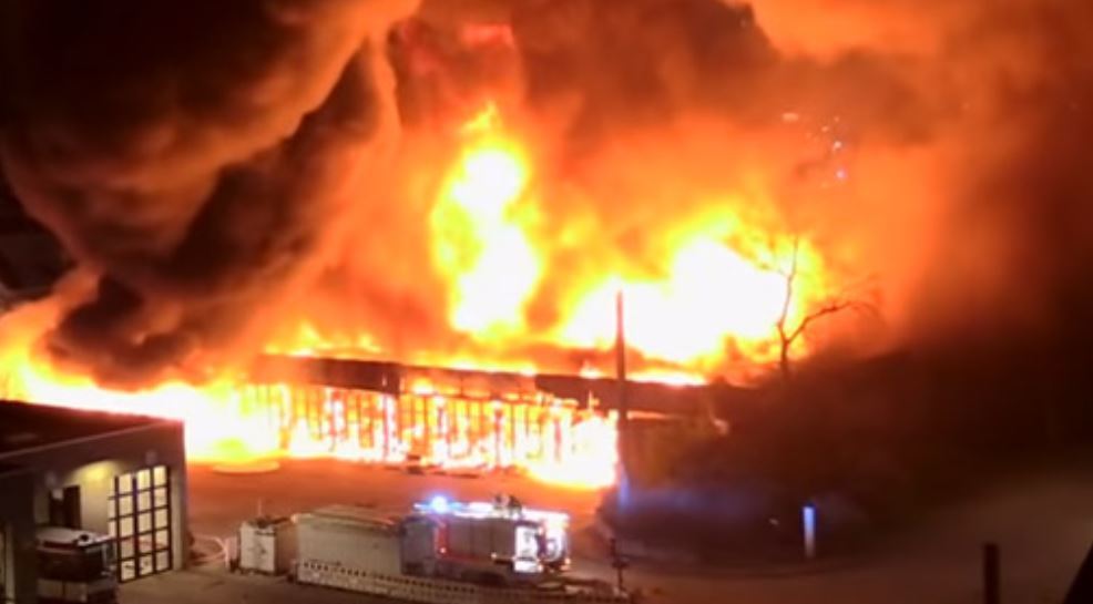 Arden 40 autobuses en un aparcamiento en Düsseldorf, Alemania