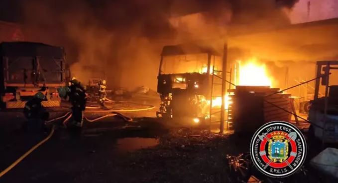 Imagen del incendio de las 5 cabezas tractoras y lo s4 semirremolques