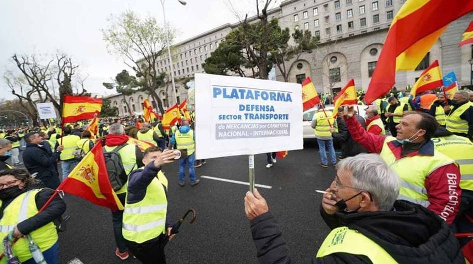 Arranca en Madrid la manifestación de transportistas convocada por la plataforma.