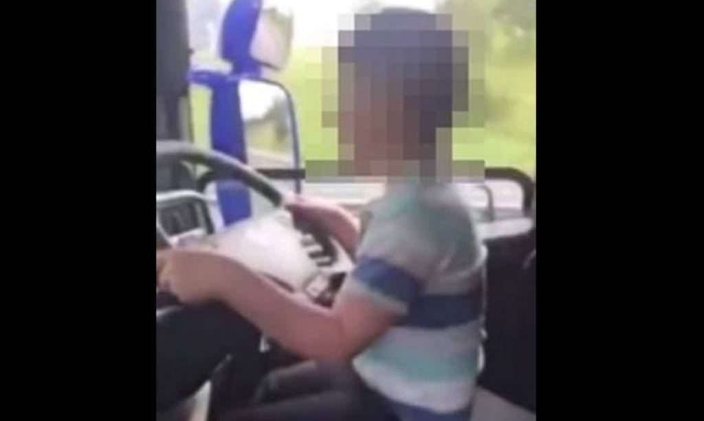 Imagen del niño conduciendo el camión