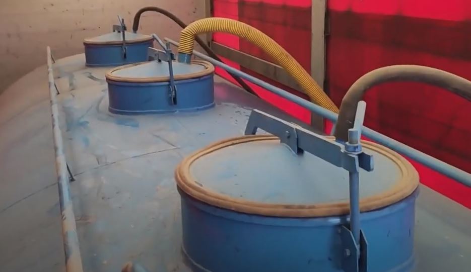 Imagen de los depósitos donde robaba el agua el camionero