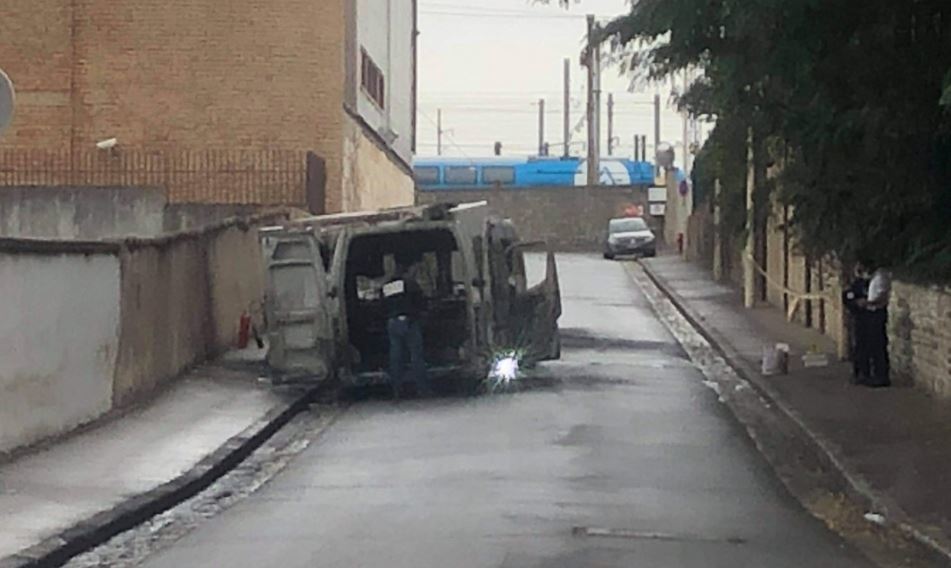 Imagen del furgón blindado despues de ser quemado