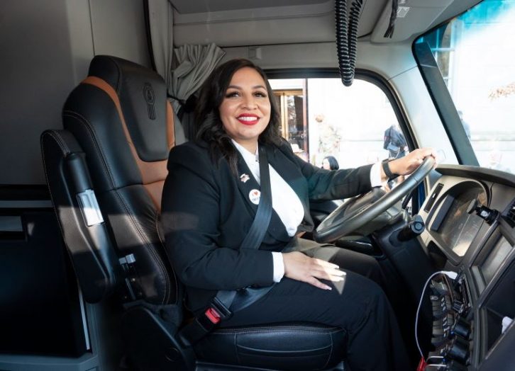 Ashley Leiva de Noemi Trucking premiada con un Kenworth T680 Next Generation