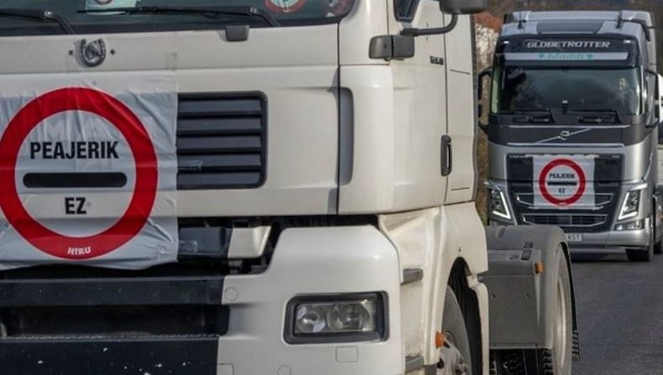 Imagen de la protesta de Asotrava e Hiru contra el peaje al transporte en Bizkaia