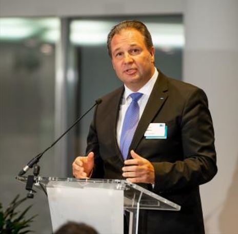 Atraer a los conductores jóvenes: el debate de la cena de la UE se centra en las soluciones