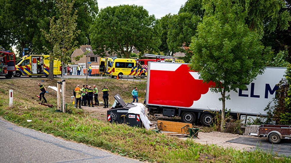 Imagen de seris muertos en un atropello moral de un camión en una barbacoa