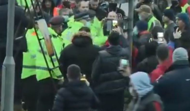 Imagen de las tensiones entre policía y camioneros en las terminales