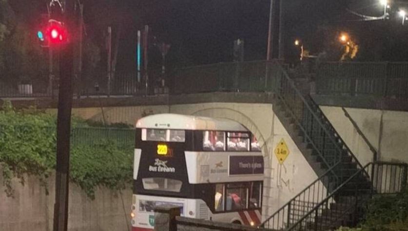 Imagen del autobús bajo el puente