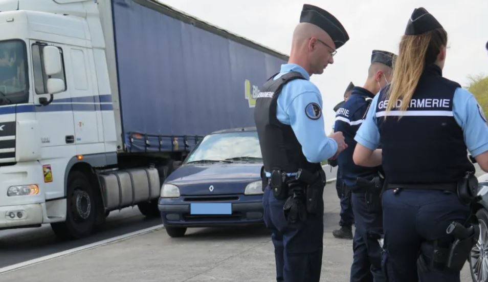 Imagen de agentes de la gendarmería francesa ayudando en los viajes de vacaciones