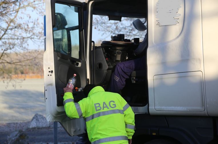 Imagen de funcionarios de la BAG durante un control