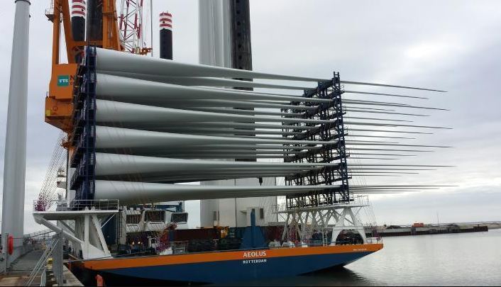 Imagen del barco con las palas de aerogenerador
