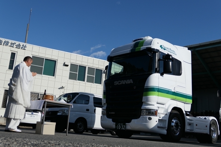 Un monje bendice el Scania R-450