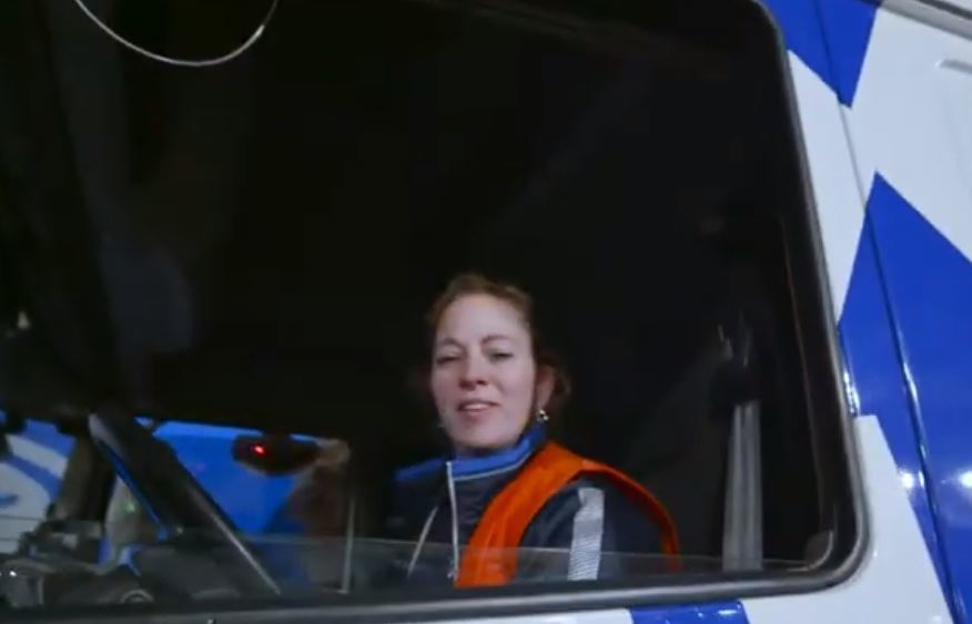 Bianca al volante de su camión DAF