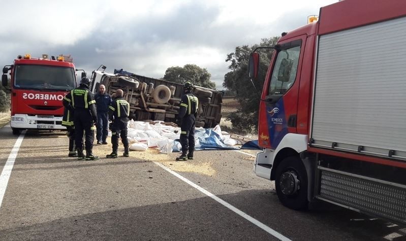 bomberos, salvan, vida, camionero, Herrera del Duque, accidente, carretera, vuelco,