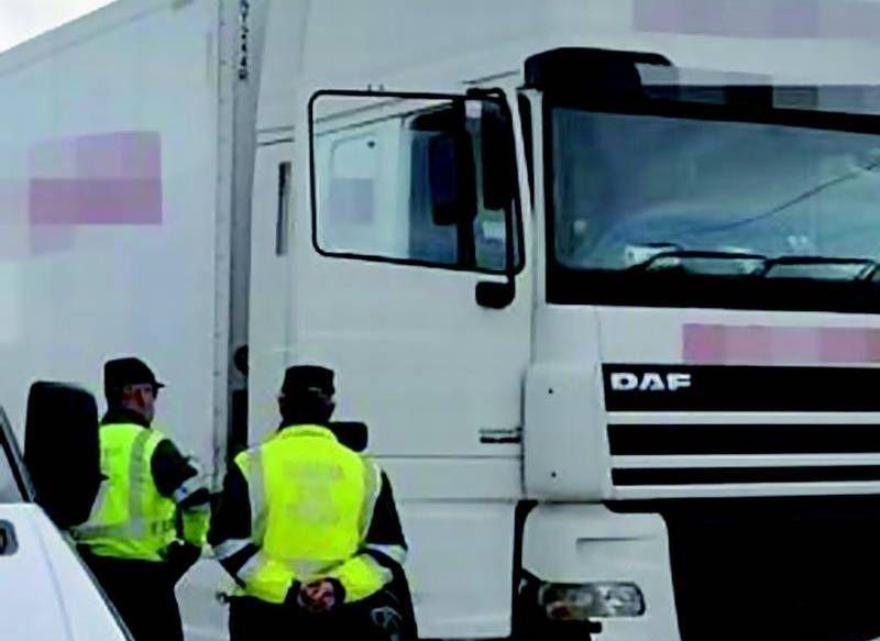 Un control de la Guardia Civil a un camionero