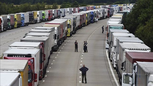 Varios camiones permanecen parados durante un atasco en la M20 en Kent, Ashford (Reino Unido), antes de ayer. EFE