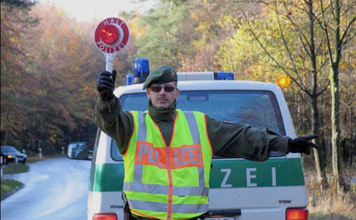 Un agente de policía alemán durante un control.