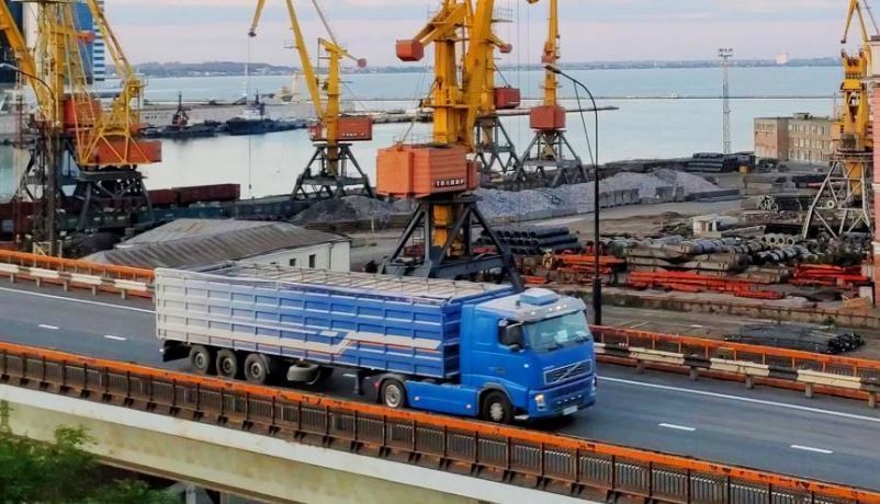 Camion transportando mercancía en uno de los paises del BSEC incrementando el comercio