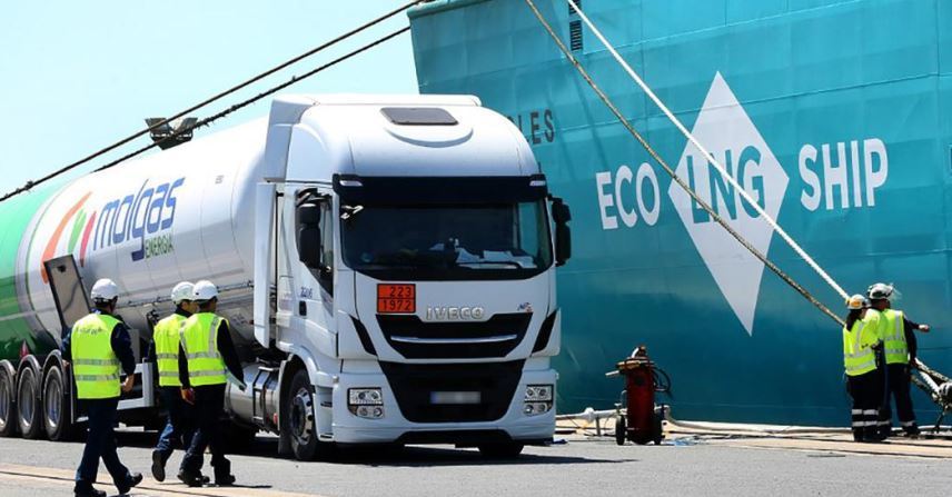 Descarga de GNL de camión a barco en el Puerto de Huelva,