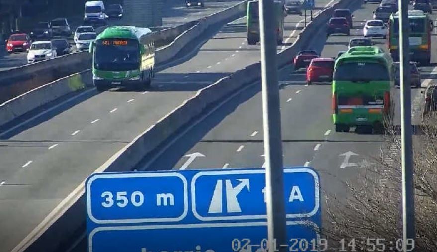 Imagen de un autobús circulando en dirección contraria en el bus-vao de la A-6