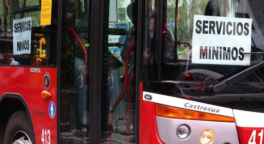 Imagen de un autobús con letrero de servicios mínimos