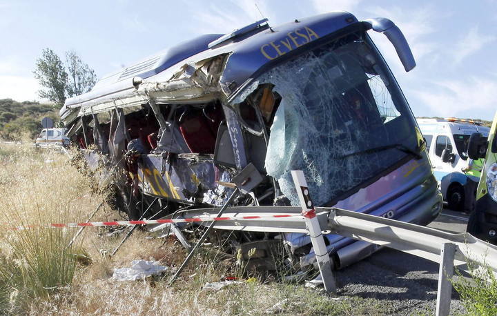 GRA080. TORNADIZOS (ÁVILA), 08/07/2013.- Nueve personas han fallecido hoy al volcar un autobús de línea en la N-403, en Tornadizos, a unos seis kilómetros de la capital abulense.En el autocar viajaban unos 25 pasajeros, además del conductor, que ha resultado ileso, y además de los fallecidos hay varios heridos de diferente consideración, algunos muy graves.En la foto, estado en el que quedó el autobús siniestrado EFE/Raúl Sanchidrián