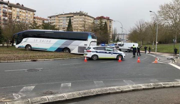 Imagen del autobús que se ha deslizado hasta terminar en la rotonda en Vitoria