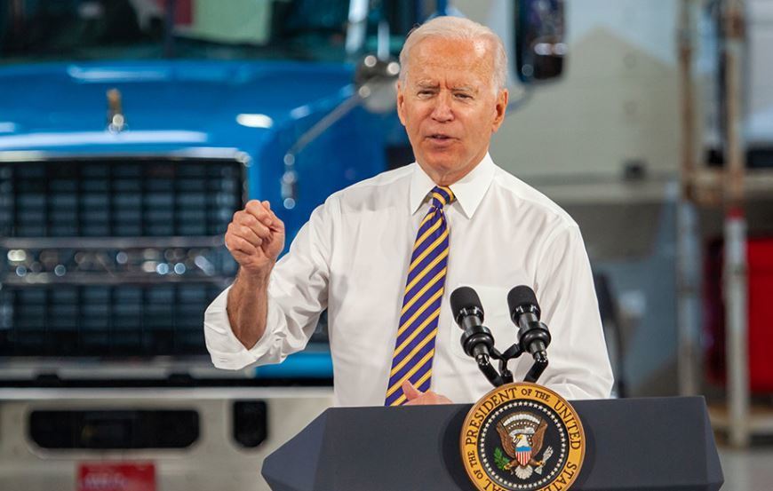 Biden apoya la industria nacional en su visita a la fábrica de camiones Mack