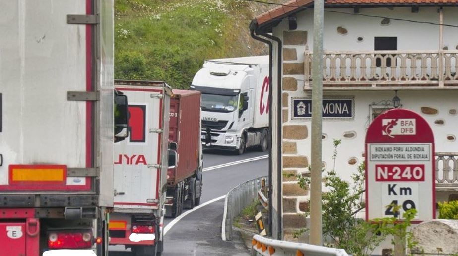 Imagen de camiones en las carreteras de Bizkaia